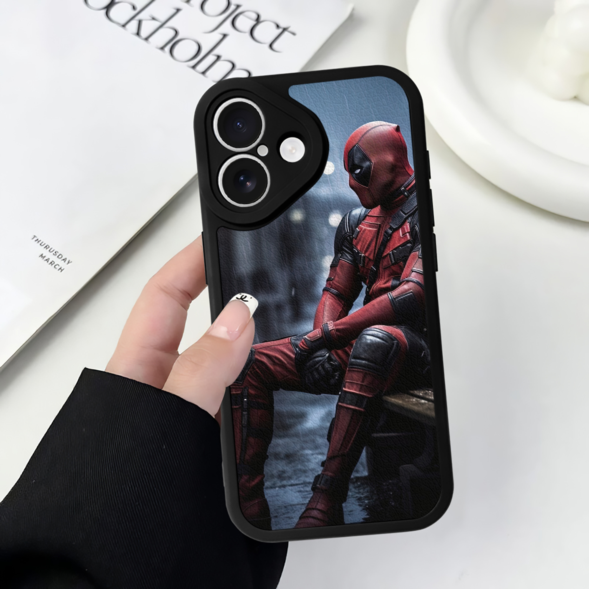 （画像用） Deadpool デッドプール 【iPhone 16シリーズ対応】シリコンスマホケース（レザー調） 材質：シリコン